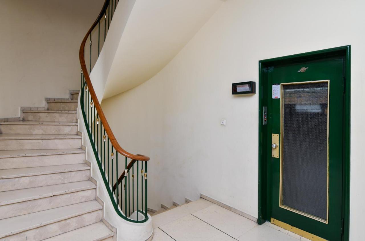 Athens Central Studio In Front Of Syntagma Metro Exteriör bild